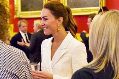Кейт Миддлтон - Kate Middleton - Вся в белом: Кейт Миддлтон на презентации своего нового фотопроекта - skuke.net - Англия - Новости