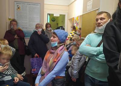 Это все недострой. В пермских детских поликлиниках скапливаются многочасовые очереди из-за нехватки персонала - nakanune.ru - Пермь