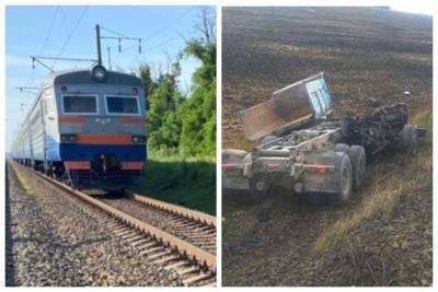 Поезд снес фуру на Одесской железной дороге: трагические кадры - politeka.net - Украина - Киев - Одесса