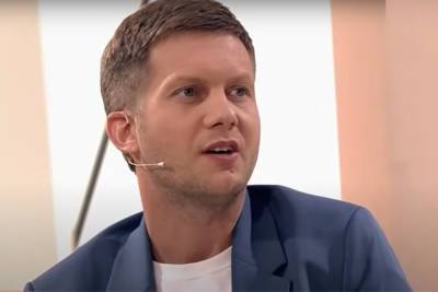 Борис Корчевников - Александр Серов - «Почему только в душе?»: Крутой прокомментировал музыкальные предпочтения Корчевникова - mk.ru