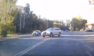 «Чудом не случилась авария». Белый джип подрезал автомобили на двух полосах (видео) - lipetskmedia.ru - Липецк