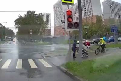 В Москве курьер на велосипеде врезался в маму с коляской - mk.ru - Москва