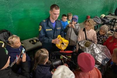 Новгородские спасатели показали школьникам, как работают дыхательные аппараты - mk.ru - Великий Новгород