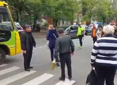 В Одессе водитель маршрутки сбил ребенка, кадры ДТП: "Шел по "зебре" - politeka.net - Украина - Одесса