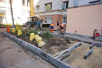 В Сыктывкаре ремонтируют последний двор по проекту "Формирование комфортной городской среды" на 2021 год - komiinform.ru - Сыктывкар