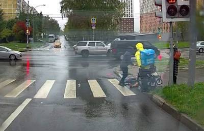Ужасное происшествие с курьером и коляской: видео - pupolita.ru - Москва