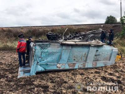 На Николаевщине поезд влетел в КрАЗ: водитель грузовика погиб - vchaspik.ua - Украина