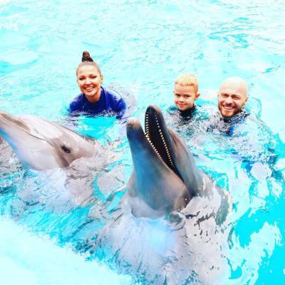 Владимир Яма - Влад Яма с женой и сыном устроили танцы с дельфинами: "категорически советую" - narodna-pravda.ua - Украина - Одесса