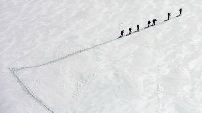 Три человека погибли на Эльбрусе. Они попали в пургу с группой альпинистов - 5-tv.ru - Россия
