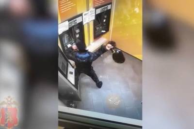 10 тысяч за таракана в салате, сковородка против банкомата и нападение на школьниц – главные новости Красноярска к 24 сентября - kras.mk.ru - Красноярский край - Красноярск