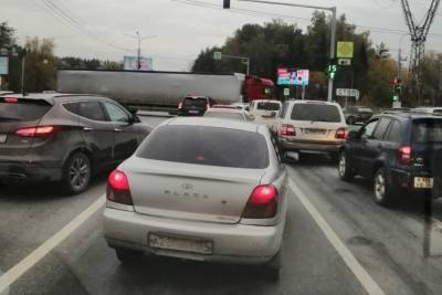 Пробка выросла из-за ставшей поперек дороги фуры на выезде из Академгородка в Новосибирске - novos.mk.ru - Новосибирск