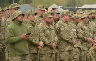 «Один с бутылкой, другой с телефоном»: украинцы комментируют строй резервистов, которым «поднимали боевой дух» - topwar.ru - Украина