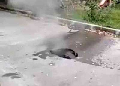 На Планировочной улице в Новосибирске забил коммунальный гейзер - runews24.ru - Новосибирск