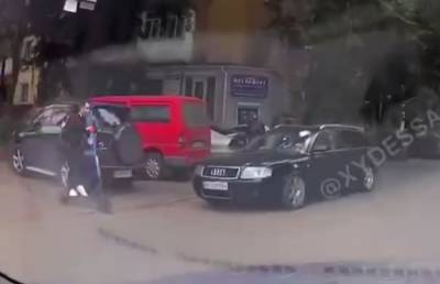Молодой парень бросился под колеса Audi в Одессе: момент попал на видео - politeka.net - Украина - Одесса