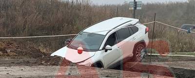 Белгородец на Toyota не заметил ремонта дороги и угодил в яму - runews24.ru - Белгород