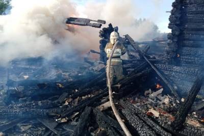 Обугленное тело нашли пожарные в деревне под Новгородом - mk.ru - Новгородская обл. - Великий Новгород