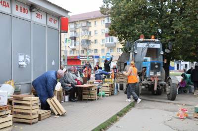 Импровизированные прилавки в виде коробок и поддонов убрали с площади Мира - lipetskmedia.ru - Россия - Липецк