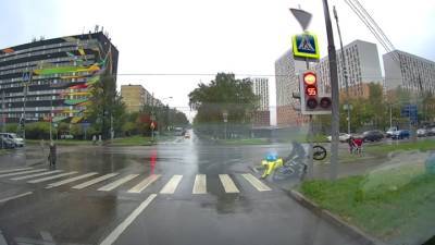 Сбившего коляску с ребенком московского курьера отстранили от работы - vesti.ru - Москва