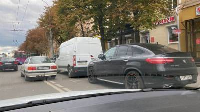 Воронежцы сфотографировали массово паркующихся на выделенке водителей - vestivrn.ru - Воронеж