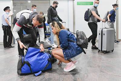 Перечислены уловки для обмана норм провоза ручной клади в самолете - lenta.ru