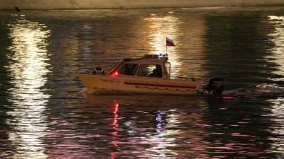 Спасатели достали собаку из воды в Москве - vm.ru - Москва