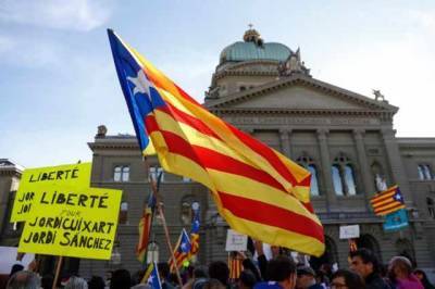 Сторонники независимости Каталонии устроили акцию протеста в поддержку Пучдемона - news-front.info - Испания - Каталония