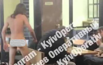 В Киеве голый мужчина разбил бутылку о голову случайного человека - korrespondent.net - Украина - Киев - Житомирская обл. - Нападение