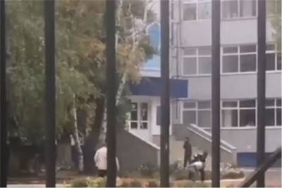 Мужчина с оружием около школы Уфы вызвал панику - ufa.mk.ru - Уфа - Пермь