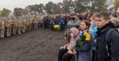 Валерий Залужный - Под Харьковом тысячи людей пришли почтить память 26 погибших курсантов в результате крушения Ан-26. ФОТО - enovosty.com - Украина - Харьков
