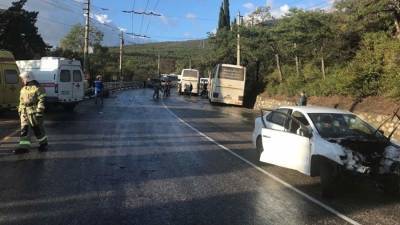 Два человека погибли в ДТП с автобусом в Крыму - iz.ru - Крым - Санкт-Петербург - Израиль - Симферополь