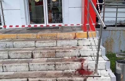 Появилось видео нападения мужчины с топором на покупателей магазина в Москве - sharij.net - Москва - Мариуполь