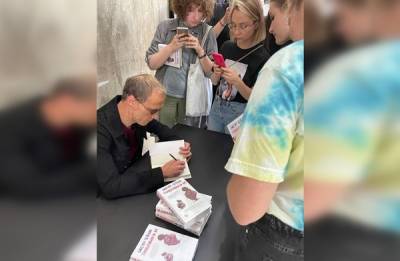 Виктор Пелевин - В сети появились фото раздающего автографы писателя Виктора Пелевина - govoritmoskva.ru - Россия - Токио