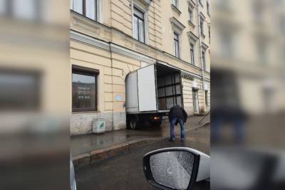 «Винни к кролику пришел»: грузовик застрял в «арке глупости» в центре Петербурга - spb.mk.ru - Санкт-Петербург
