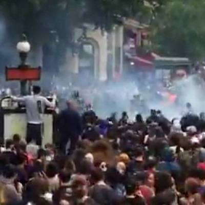 Эммануэль Макрон - 11 по счету акция против санитарных пропусков проходит в Париже - radiomayak.ru - Франция - Париж