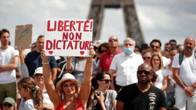 Жители Парижа вышли на акцию против введения санитарных пропусков - news-front.info - Франция - Париж