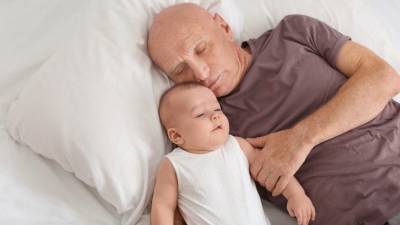 Родить нельзя погодить: К каким болезням приговаривают своих детей возрастные отцы - 5-tv.ru