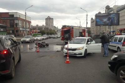 В соцсети вышло видео тяжёлой аварии с мотоциклистом на улице Жукова - omsk.mk.ru - Омск