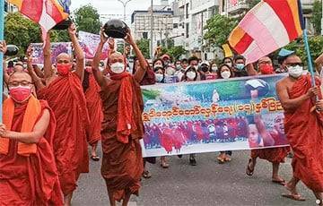 Аун Сан Су Чжи - В Мьянме на протест против хунты вышли буддийские монахи - charter97.org - Белоруссия - Бирма