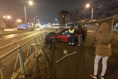Уходящий от погони петербуржец влетел в остановку на Энгельса - spb.mk.ru