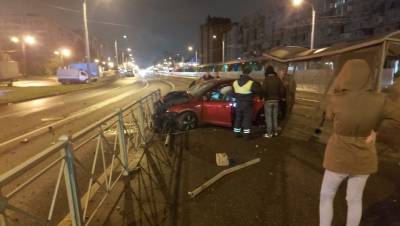 Ford - На проспекте Энгельса водитель Ford Focus погиб после столкновения с остановкой - dp.ru