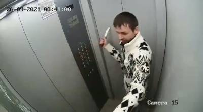 Бессмысленно и беспощадно: мужчина с ножом разнес зеркало в лифте (видео) - lipetskmedia.ru - Липецк
