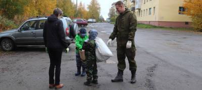 Организаторы субботника в городе на севере Карелии все-таки дождались добровольцев и убрали берег реки от мусора - stolicaonego.ru - Беломорск - республика Карелия