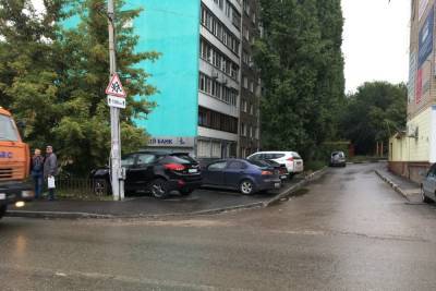 На 1-ой Дачной едва сделали тротуар, как его тут же заняли машины - saratov.mk.ru - Саратов