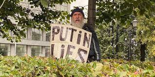 На акции коммунистов в Москве мужчина с плакатом «Putin lies» привязал себя к дереву - newsland.com - Москва - Россия