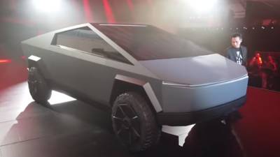 Илон Маск - Илона Маску - Tesla Cybertruck - Илону Маску и не снилось: фанат создал супербюджетный Tesla Cybertruck из фанеры, один в один с оригиналом - ukrainianwall.com - Украина