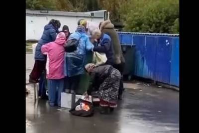 Пенсионеры устроили драку у мусорного контейнера с просроченной едой - versia.ru - Новосибирск