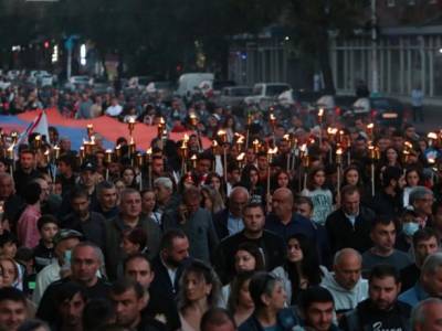 Роберт Кочарян - В Ереване оппозиция провела факельное шествие в память жертв войны в Карабахе - unn.com.ua - Украина - Киев - Армения - Азербайджан - Ереван - Нагорный Карабах