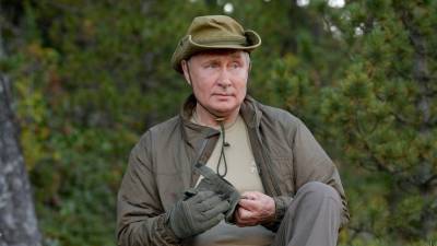 Сергей Шойгу - Владимир Путин - Борис Джонсон - Джо Байден - Британцы сравнили экстремальный отдых Путина в тайге с развлечениями Байдена - 5-tv.ru - Россия - Англия - Великобритания