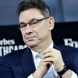 Альберт Бурла - Глава Pfizer: Мир может вернуться к нормальной жизни после пандемии в течение года - reporter-ua.com