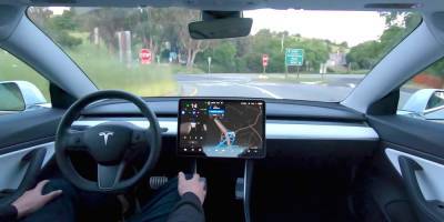 Водители стали невнимательными из-за автопилота Tesla - ruposters.ru